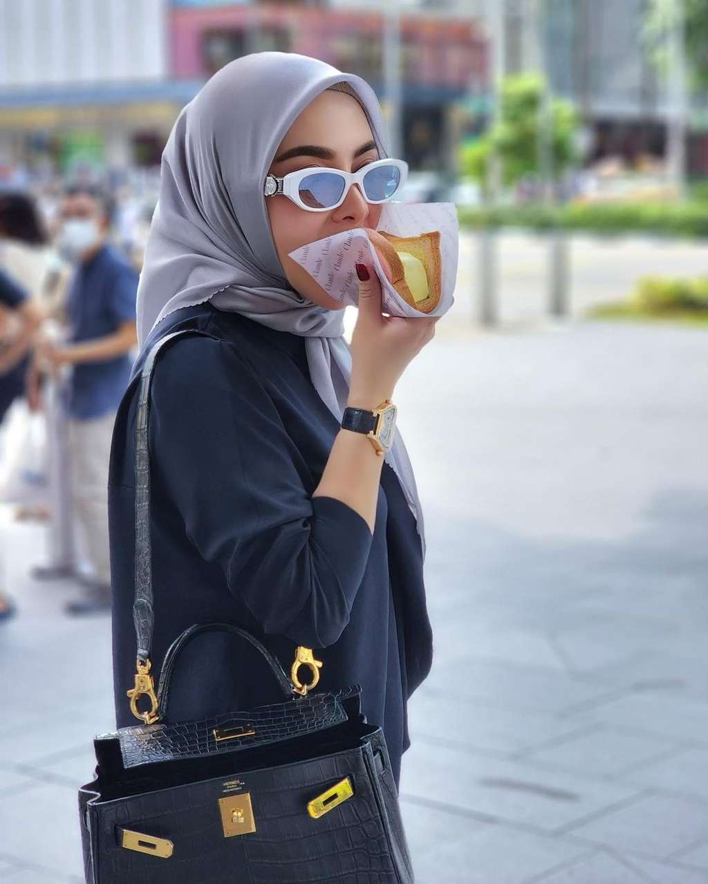 Syahrini Asyik Makan Es Krim Pinggir Jalan Pakai Jam Rp1,7 Miliar