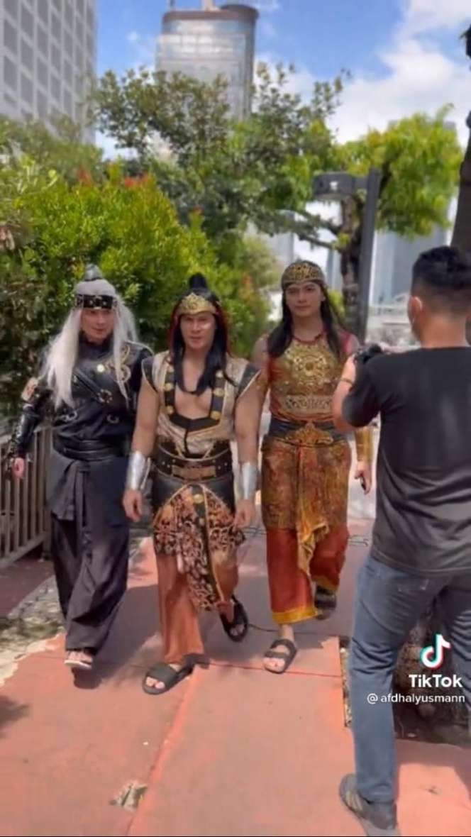 Potret 7 Seleb Catwalk di Citayam Fashion Week, Ada yang Totalitas Banget Hingga Pakai Kostum Laga!