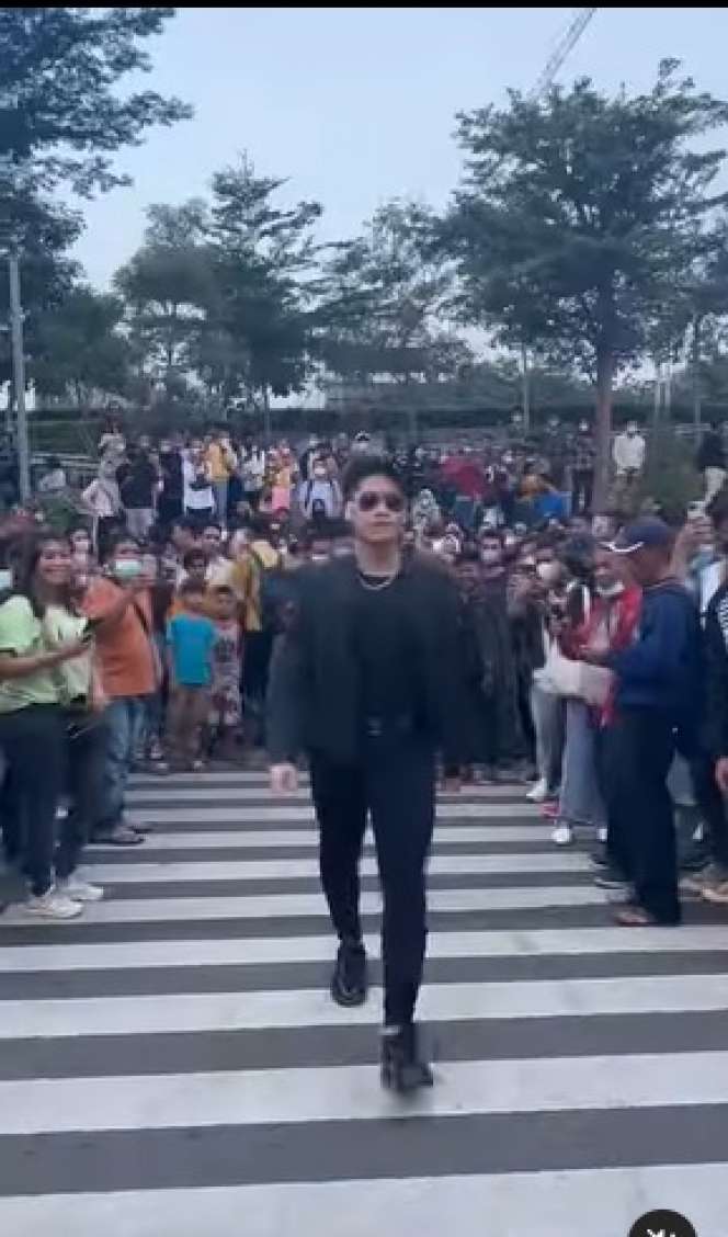 Potret 7 Seleb Catwalk di Citayam Fashion Week, Ada yang Totalitas Banget Hingga Pakai Kostum Laga!