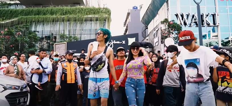 Potret 7 Seleb Catwalk di Citayam Fashion Week, Ada yang Totalitas Banget Hingga Pakai Kostum Laga!