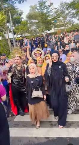 Potret 7 Seleb Catwalk di Citayam Fashion Week, Ada yang Totalitas Banget Hingga Pakai Kostum Laga!