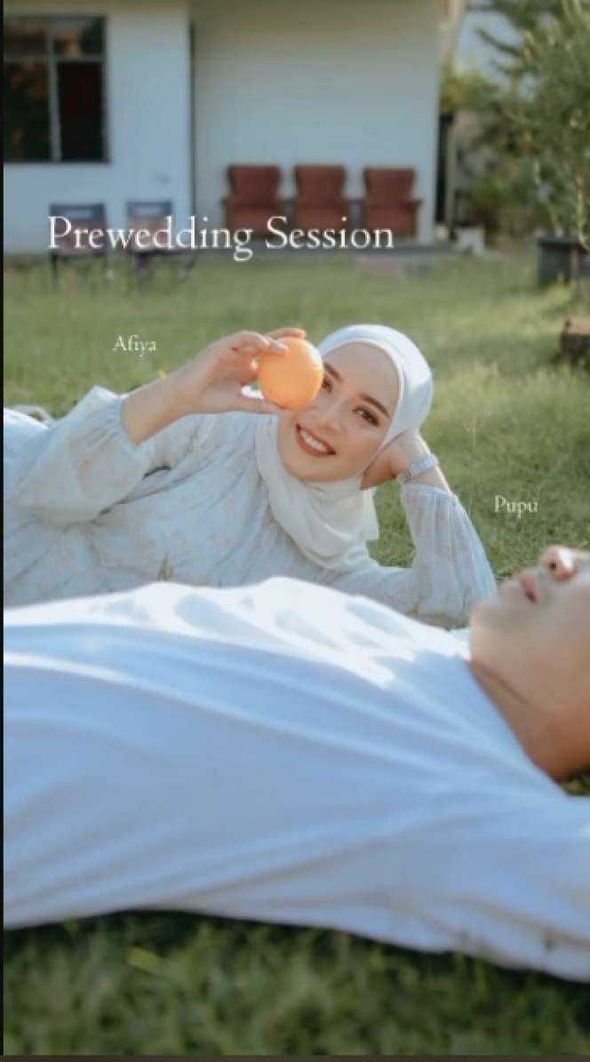 Potret Prewedding di Halaman Rumah Tetangga, Hasilnya Nggak Nyangka Banget!