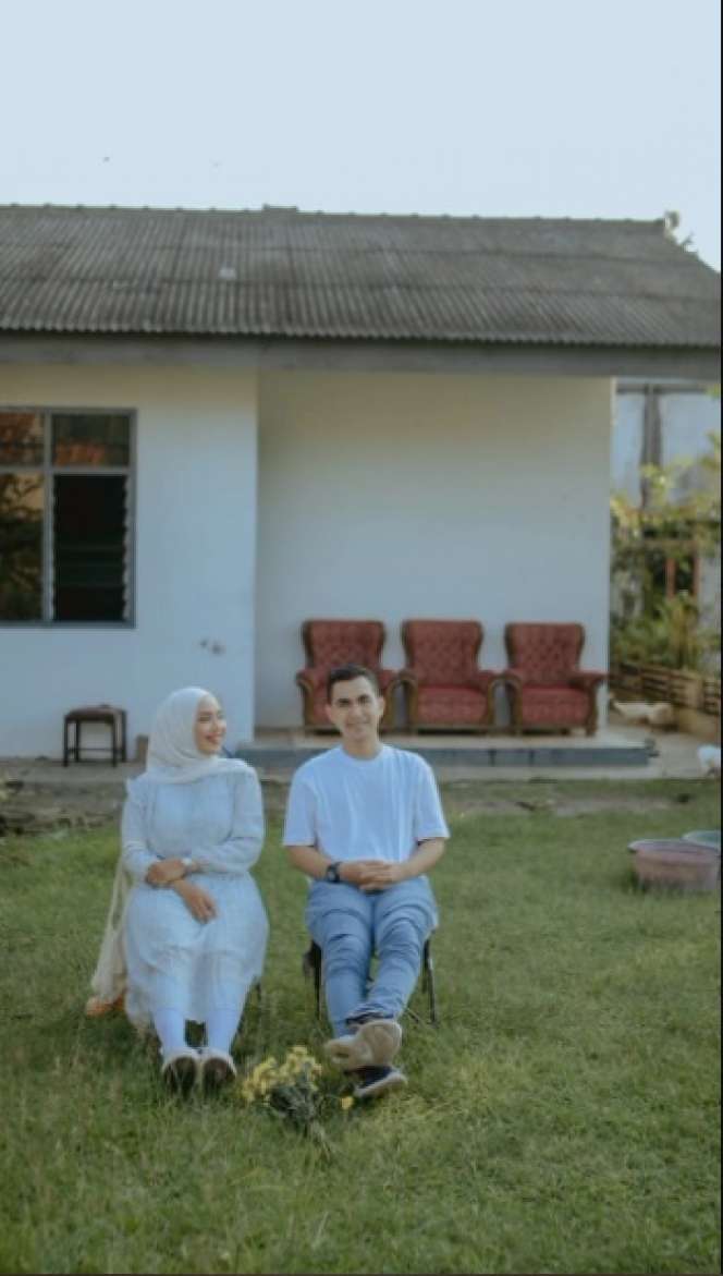 Potret Prewedding di Halaman Rumah Tetangga, Hasilnya Nggak Nyangka Banget!
