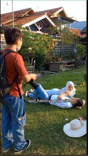 Potret Prewedding di Halaman Rumah Tetangga, Hasilnya Nggak Nyangka Banget!