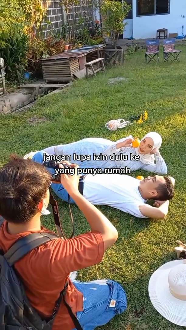 Potret Prewedding di Halaman Rumah Tetangga, Hasilnya Nggak Nyangka Banget!