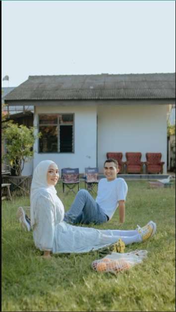 Potret Prewedding di Halaman Rumah Tetangga, Hasilnya Nggak Nyangka Banget!