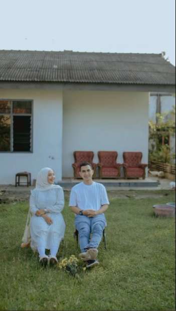 Potret Prewedding di Halaman Rumah Tetangga, Hasilnya Nggak Nyangka Banget!