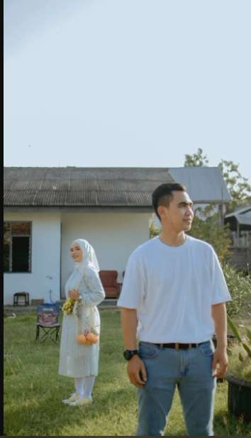 Potret Prewedding di Halaman Rumah Tetangga, Hasilnya Nggak Nyangka Banget!