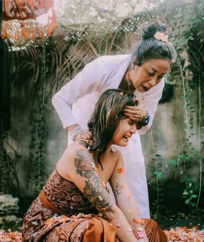 Potret Awkarin Jalani Melukat Curi Perhatian