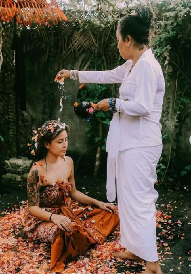 Potret Awkarin Jalani Melukat Curi Perhatian