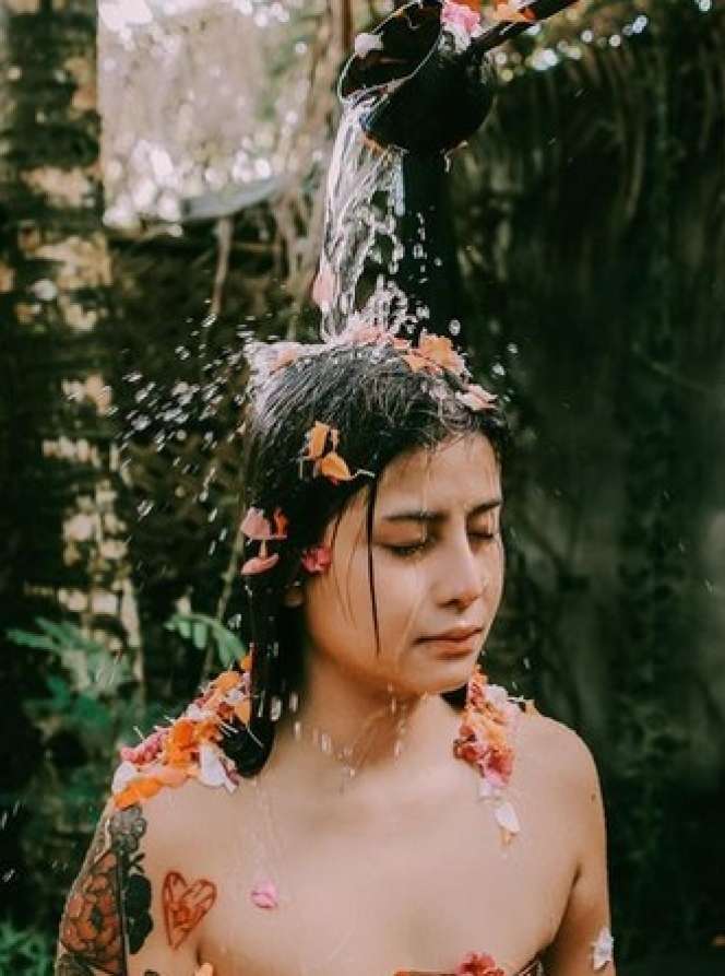 Potret Awkarin Jalani Melukat Curi Perhatian