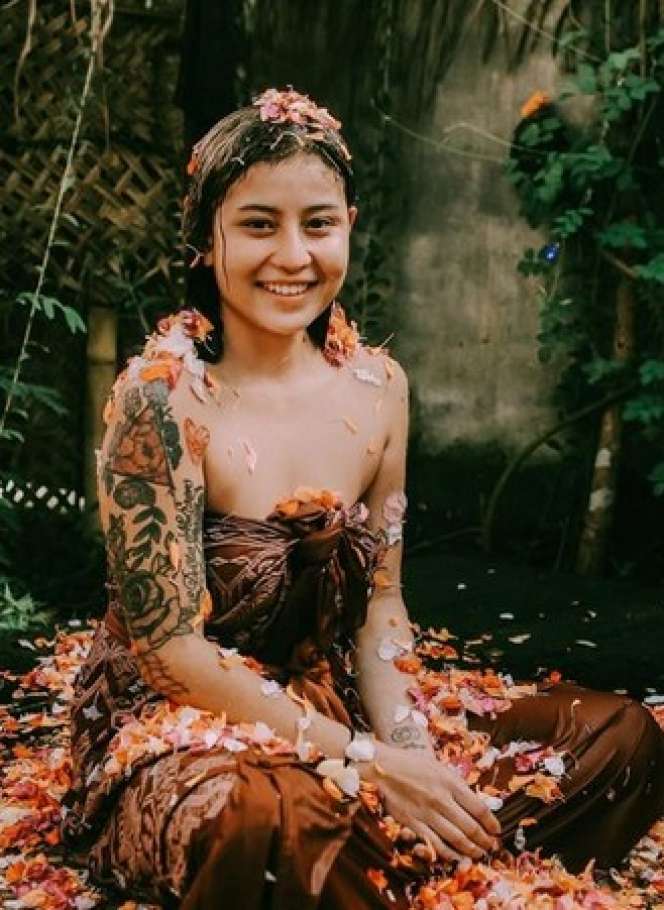 Potret Awkarin Jalani Melukat Curi Perhatian