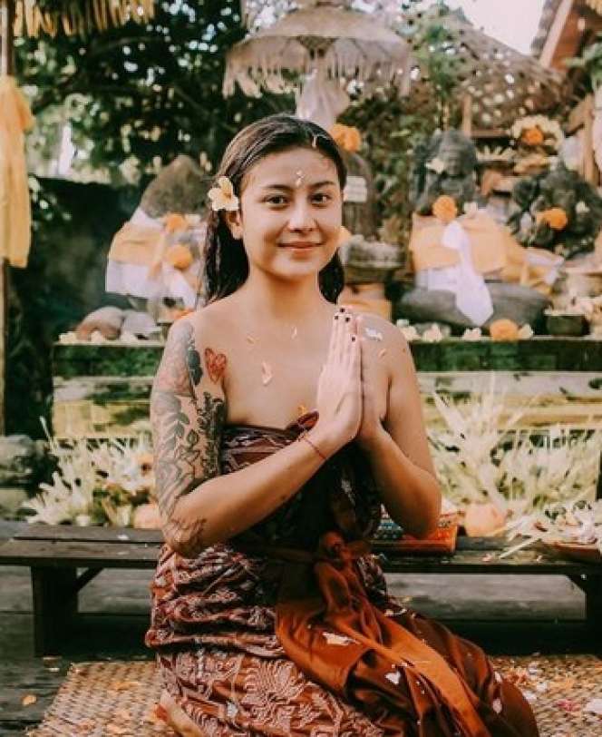 Potret Awkarin Jalani Melukat Curi Perhatian