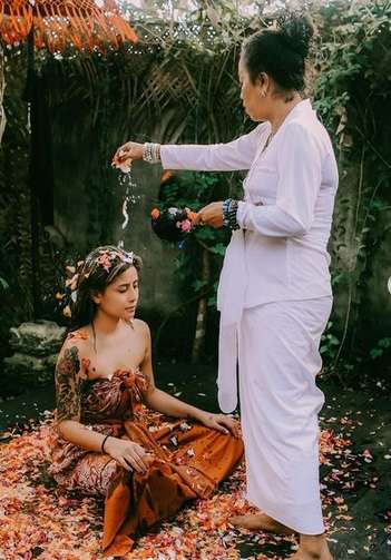 Potret Awkarin Jalani Melukat Curi Perhatian