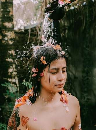 Potret Awkarin Jalani Melukat Curi Perhatian