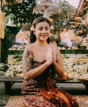 Potret Awkarin Jalani Melukat Curi Perhatian