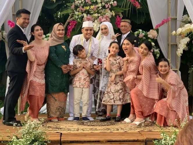 Potret Pernikahan Kakak Arumi Bachsin, Paras Sang Istri Curi Perhatian!