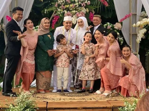 Potret Pernikahan Kakak Arumi Bachsin, Paras Sang Istri Curi Perhatian!