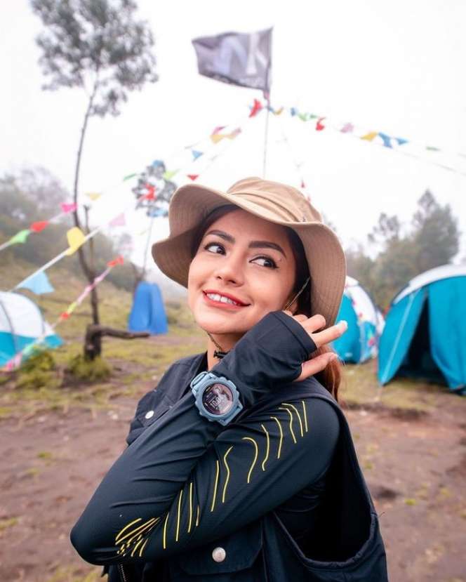 Potret DJ Yasmin Saat Mendaki Gunung, Paras Cantiknya Bikin Salfok!
