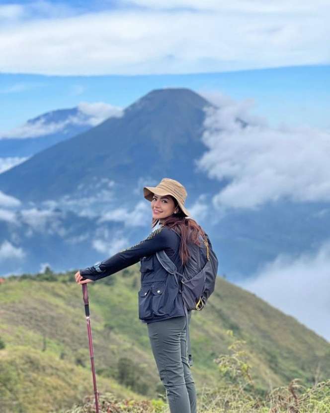 Potret DJ Yasmin Saat Mendaki Gunung, Paras Cantiknya Bikin Salfok!