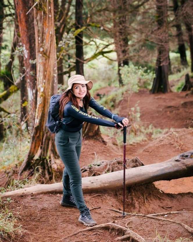 Potret DJ Yasmin Saat Mendaki Gunung, Paras Cantiknya Bikin Salfok!