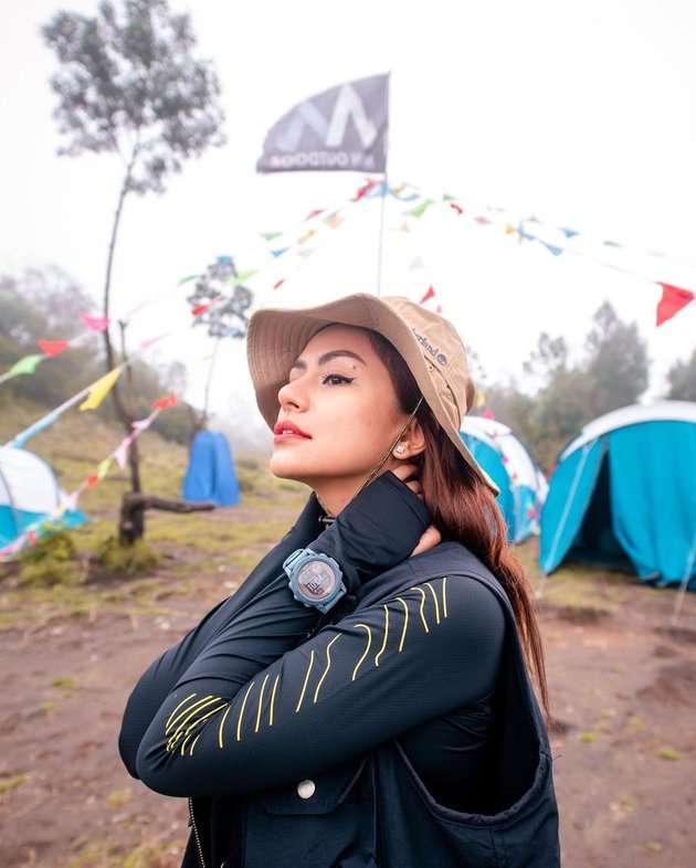 Potret DJ Yasmin Saat Mendaki Gunung, Paras Cantiknya Bikin Salfok!