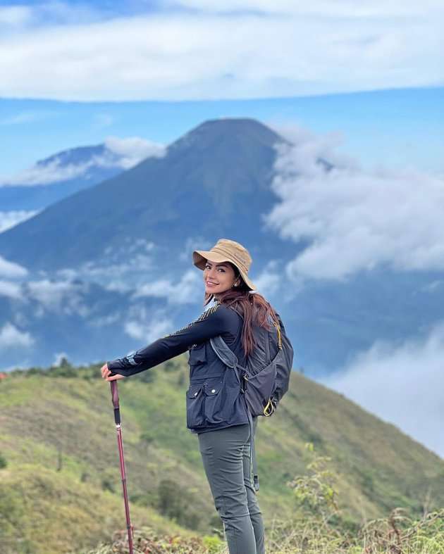 Potret DJ Yasmin Saat Mendaki Gunung, Paras Cantiknya Bikin Salfok!