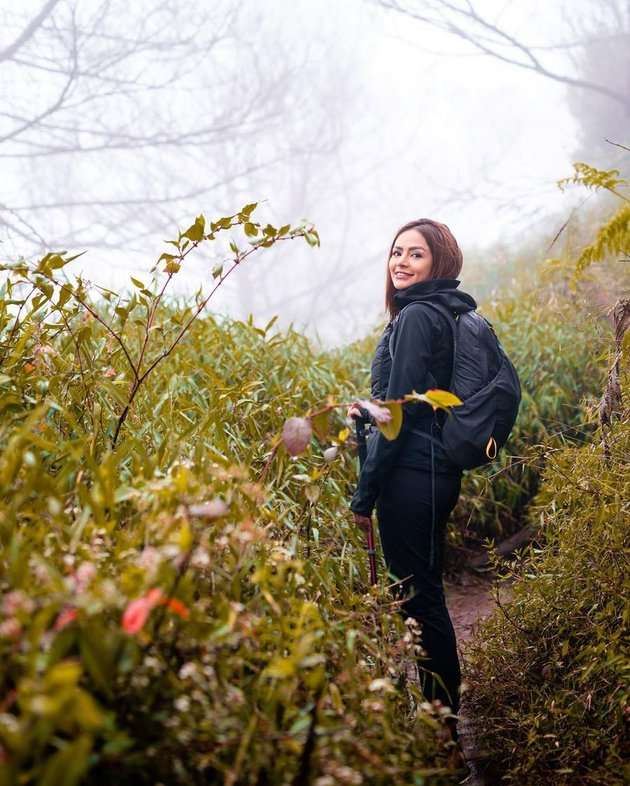 Potret DJ Yasmin Saat Mendaki Gunung, Paras Cantiknya Bikin Salfok!