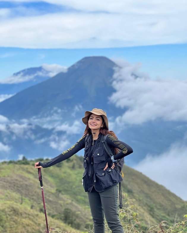 Potret DJ Yasmin Saat Mendaki Gunung, Paras Cantiknya Bikin Salfok!