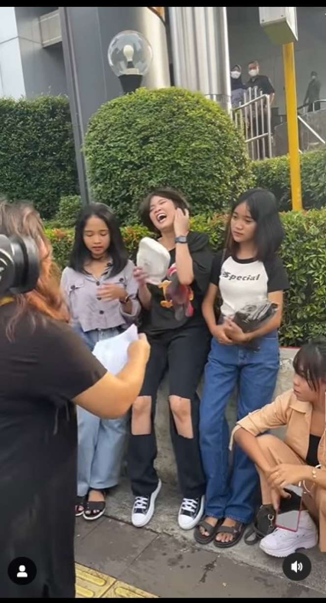 5 Gaya Chika Jessica Cosplay Jadi Jeje 'Slebew', Ngakak Mirip Banget!