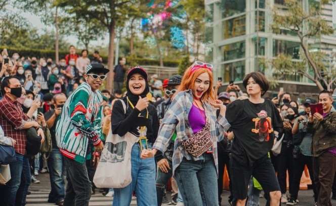 5 Gaya Chika Jessica Cosplay Jadi Jeje 'Slebew', Ngakak Mirip Banget!