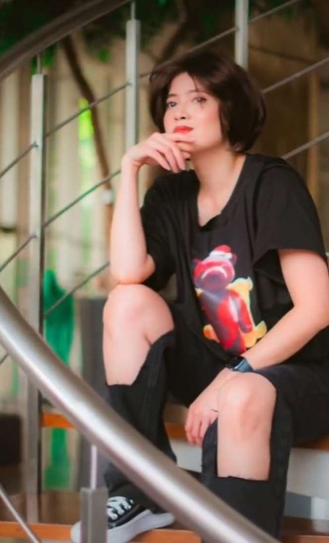 5 Gaya Chika Jessica Cosplay Jadi Jeje 'Slebew', Ngakak Mirip Banget!