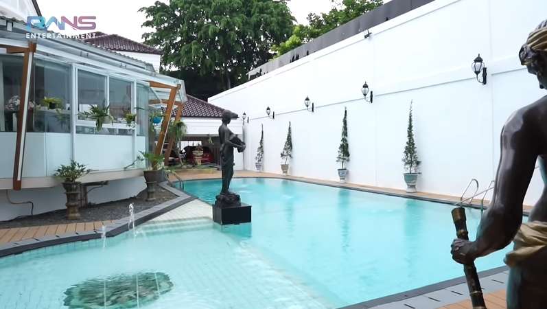 10 Potret Rumah Mewah Hotma Sitompul yang Kini Terbagi Dua, Raffi Ahmad Tak Ada Apa-Apanya!