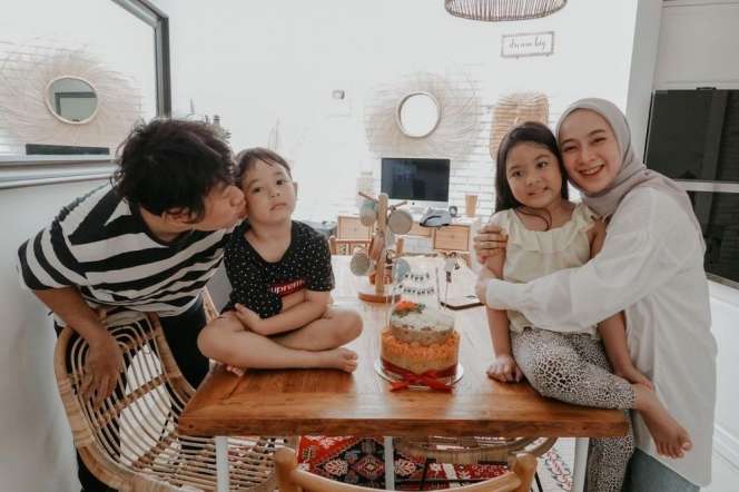 10 Potret Rumah Melki Bajaj yang Jarang Tersorot, Bentuknya Antik, Punya 1000 Jendela!