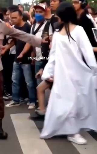 Momen Citayam Fashion Week 'Digusur', Jeje Slebew Lagi Asyik Mejeng Langsung Terpental