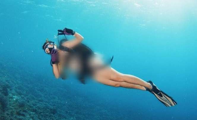 Potret Seru Nia Ramadhani Diving di Labuan Bajo