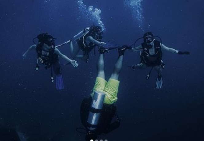 Potret Seru Nia Ramadhani Diving di Labuan Bajo