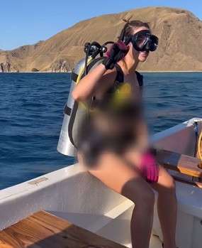 Potret Seru Nia Ramadhani Diving di Labuan Bajo