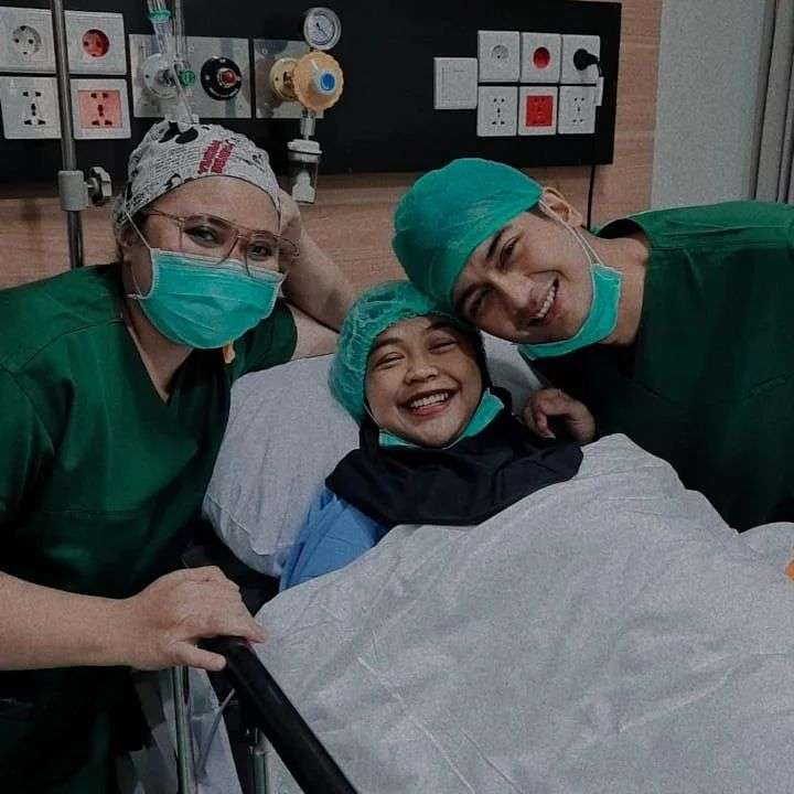 Detik-detik Ria Ricis Melahirkan Anak Pertama Secara Caesar