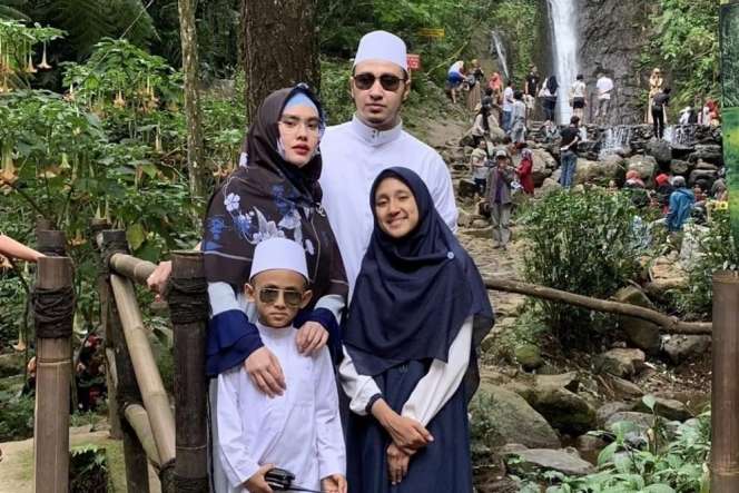 Potret Seleb Bersama Anak Sambung, Bak Kakak-Adik!