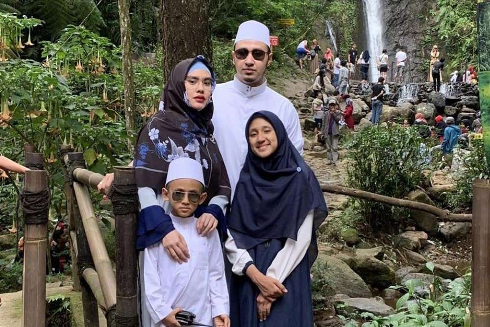 Potret Seleb Bersama Anak Sambung, Bak Kakak-Adik!