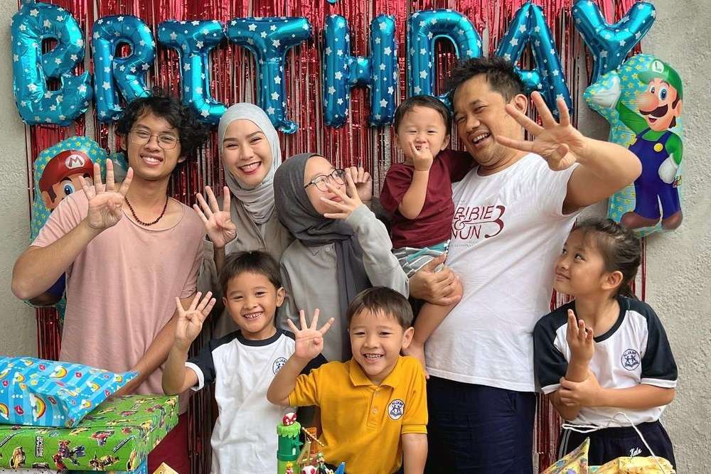 Potret Seleb Bersama Anak Sambung, Bak Kakak-Adik!