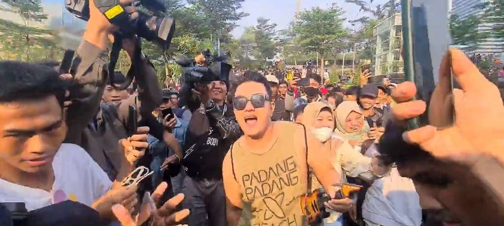 5 Potret Aldi Taher Bergaya di Citayam Fashion Week, Teriak Kangen Dewi Perssik