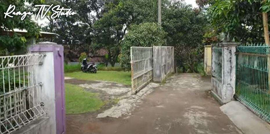 10 Adu Mewah Rumah Penyanyi Legendaris Iwan Fals VS Deddy Dores, Bak Bumi dan Langit, Yang Satu Punya Lapangan Konser!
