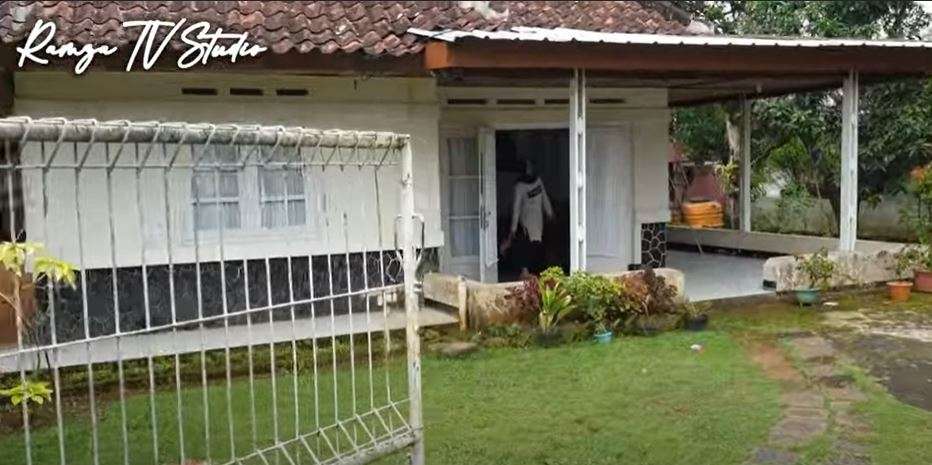 10 Adu Mewah Rumah Penyanyi Legendaris Iwan Fals VS Deddy Dores, Bak Bumi dan Langit, Yang Satu Punya Lapangan Konser!
