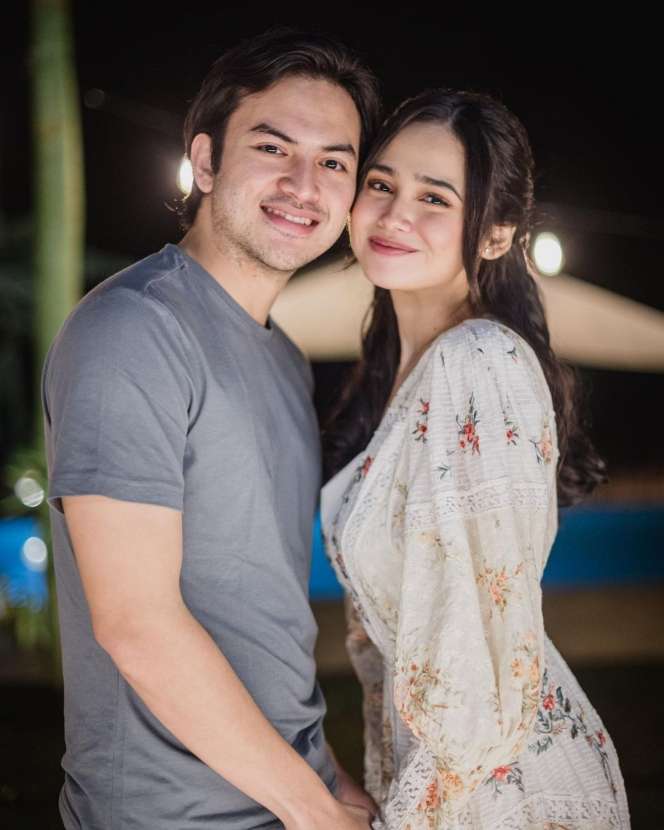 Sederet Selebriti Pacaran dari Usia Belasan Tahun, Ada yang Sampai Menikah