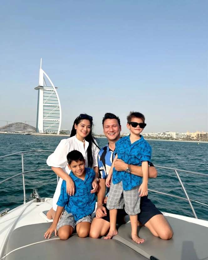 Sederet Selebriti Pacaran dari Usia Belasan Tahun, Ada yang Sampai Menikah