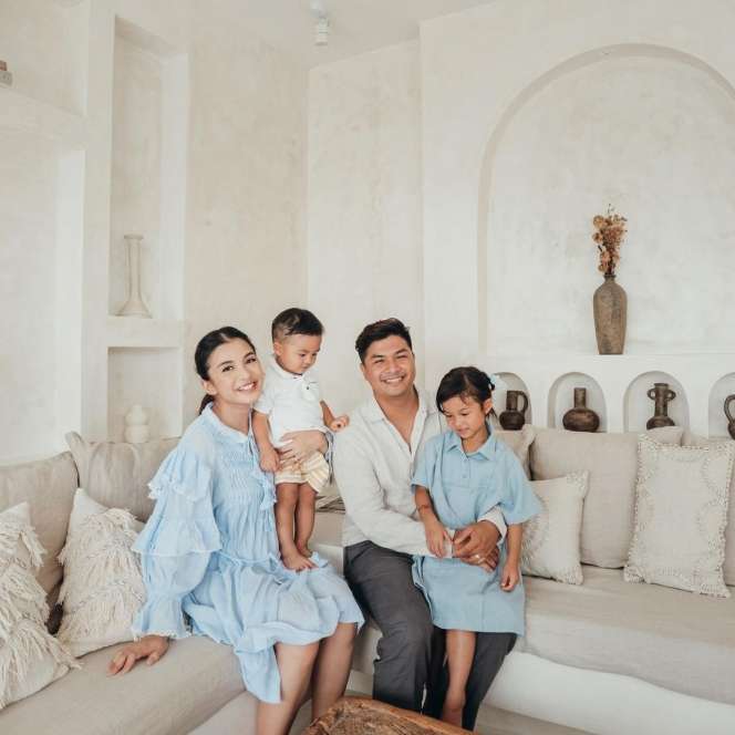 Sederet Selebriti Pacaran dari Usia Belasan Tahun, Ada yang Sampai Menikah