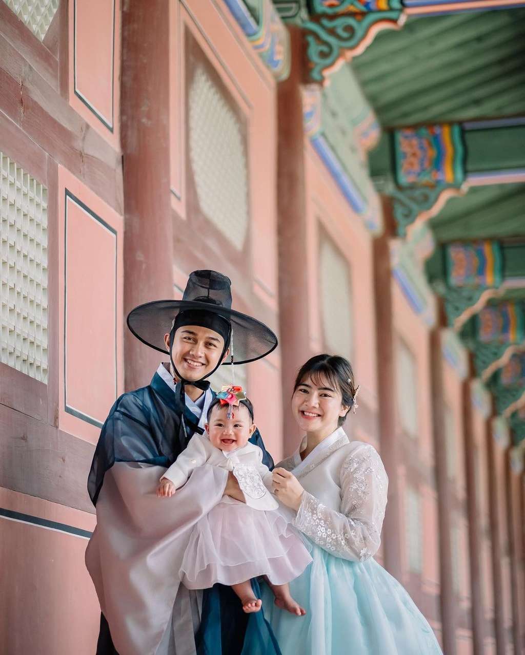 Sederet Selebriti Pacaran dari Usia Belasan Tahun, Ada yang Sampai Menikah