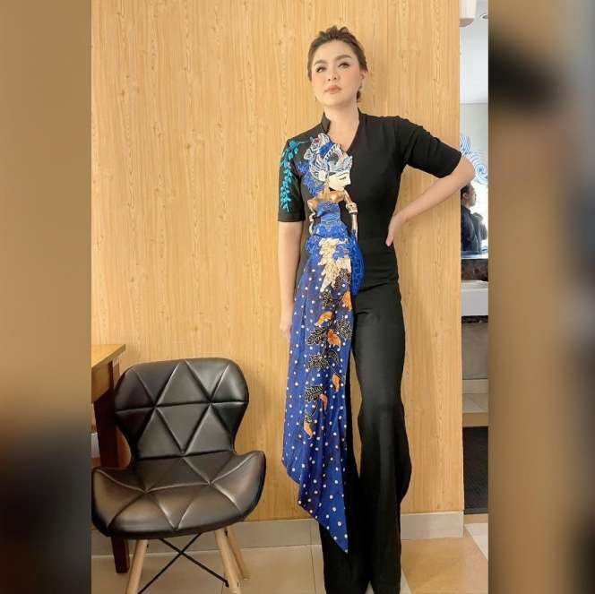 Para Artis yang Lakukan Ritual Malam 1 Suro, Ada yang Makan Bunga Melati